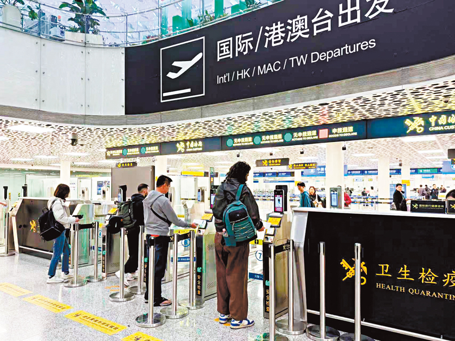 ●深圳機場國際／港澳台出發口。   香港文匯報記者郭若溪  攝
