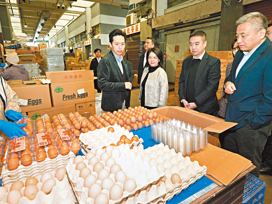 ●李娜（左二）、中央政府駐港聯絡辦經濟部副部長兼貿易處負責人周強（右一）與代表團到西區副食品批發市場考察。