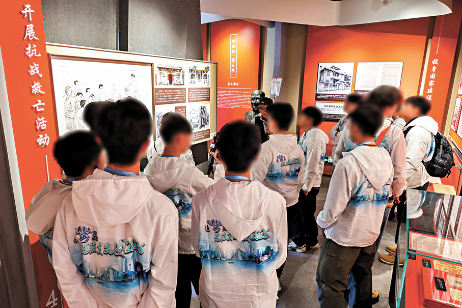 ●香港青少年更生者參觀三譚革命事跡展覽館，認識國家歷史。