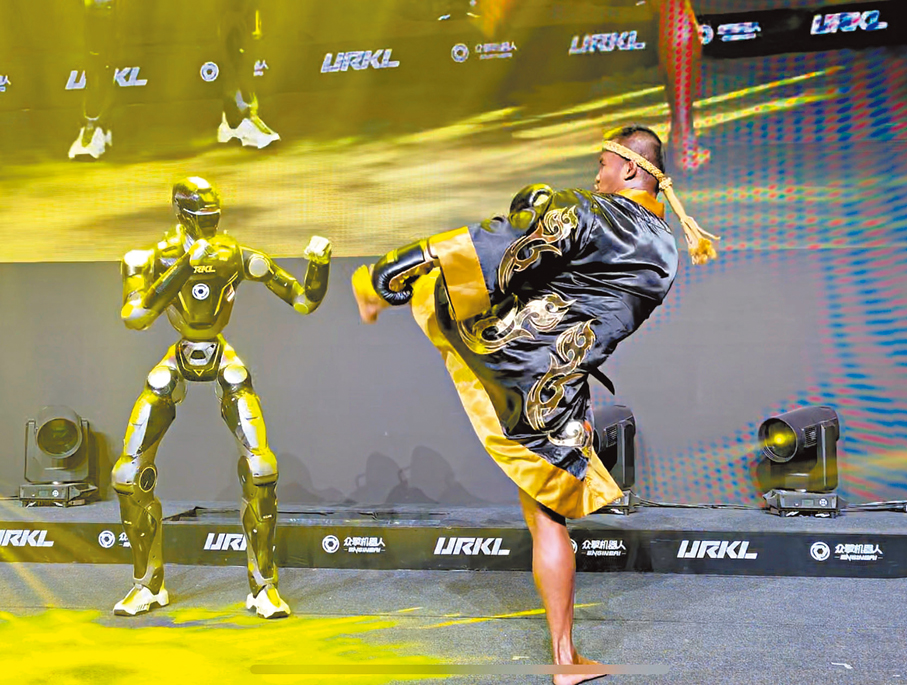 ●人形機器人與拳擊手對戰。  香港文匯報記者郭若溪  攝