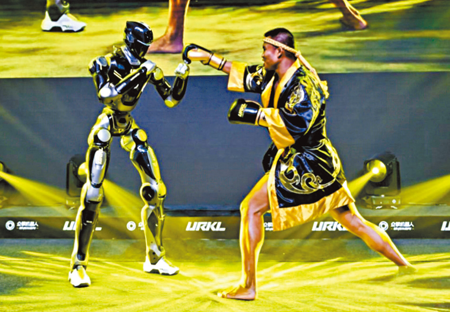 ●眾擎T800人形機器人與泰國拳王、泰拳第一高手班柴明現場過招。   香港文匯報深圳傳真