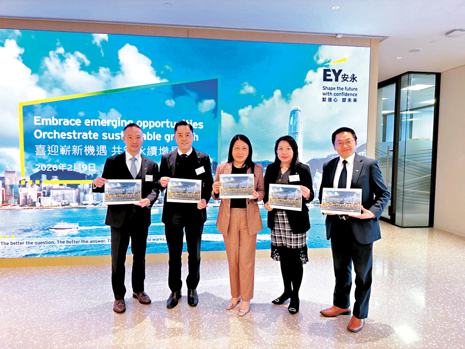 ●隨着全球最低稅率制度落實，何耀波（左一）表示，安永提議香港全面檢討現行稅務法例，以確保稅務優惠的競爭力。 香港文匯報記者陳鍵行  攝