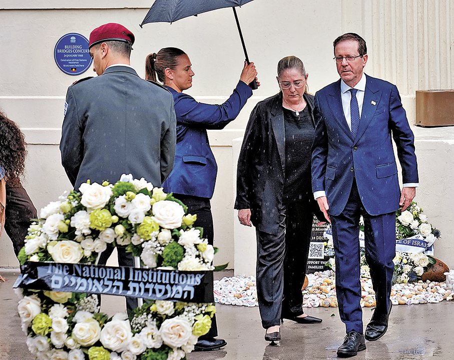 ●赫爾佐格（右）到邦迪海灘獻花圈。 美聯社