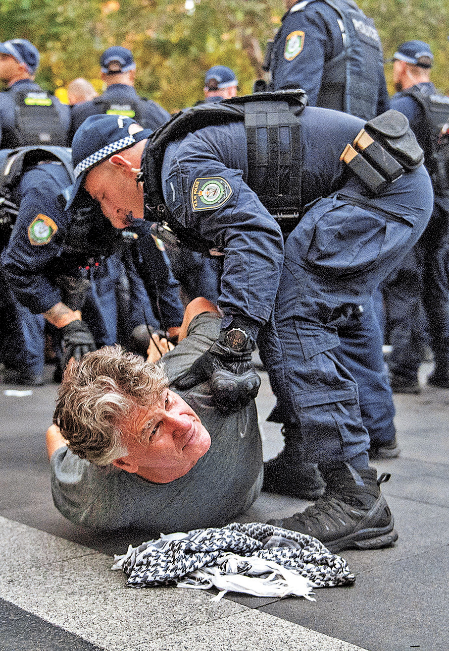 ●警方在悉尼市中心拘捕示威者。 路透社