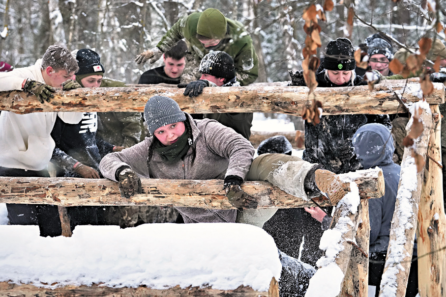 ●基輔民眾抗戰中心學員參加技能考試。  美聯社