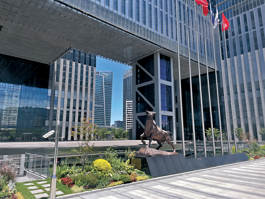 ●滬深北交易所昨攜手優化再融資一攬子措施，積極回應市場關切，圖為上海證券交易所。 香港文匯報記者章蘿蘭  攝