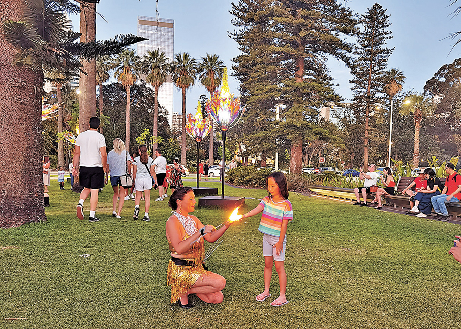 ●玩雜耍的藝人，以各種把戲滿足着兒童的好奇心。 作者供圖