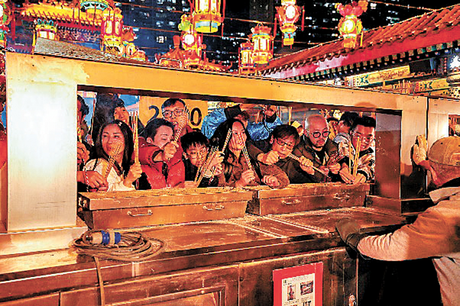 ●民眾上頭炷香盛況。 作者供圖