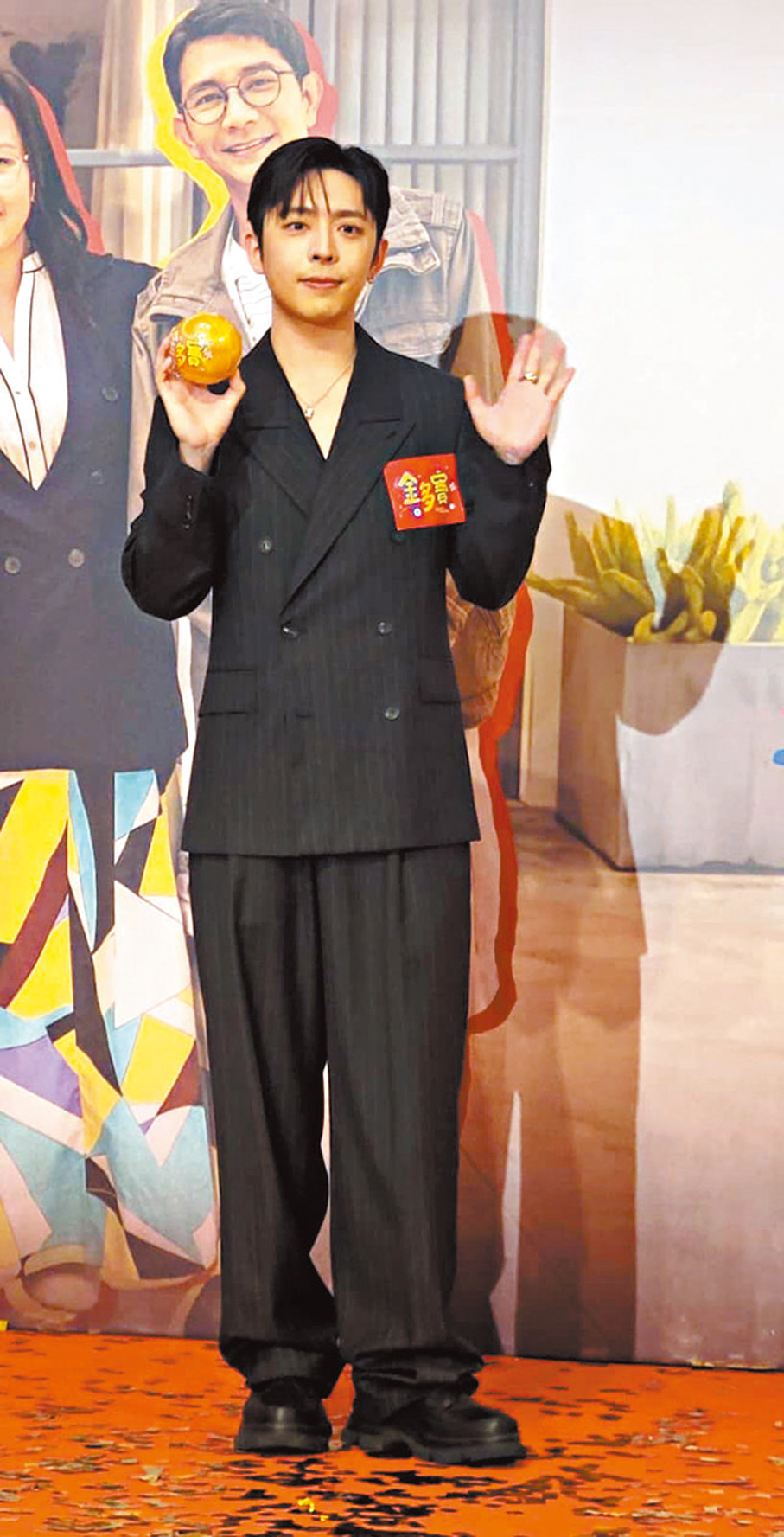 ●呂爵安晒「勝利V」。  香港文匯報記者梁靜儀  攝