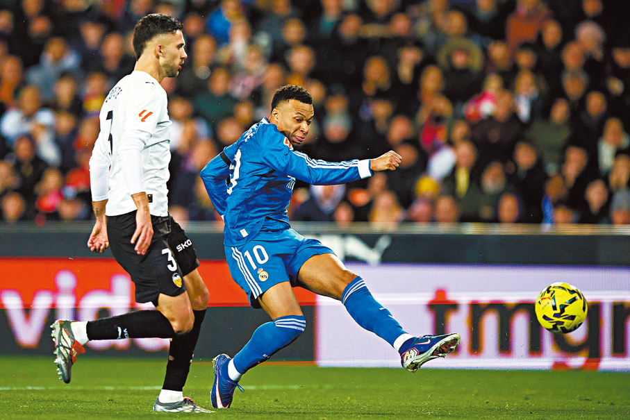 ●麥巴比（右）再度替皇馬取得入球。  新華社