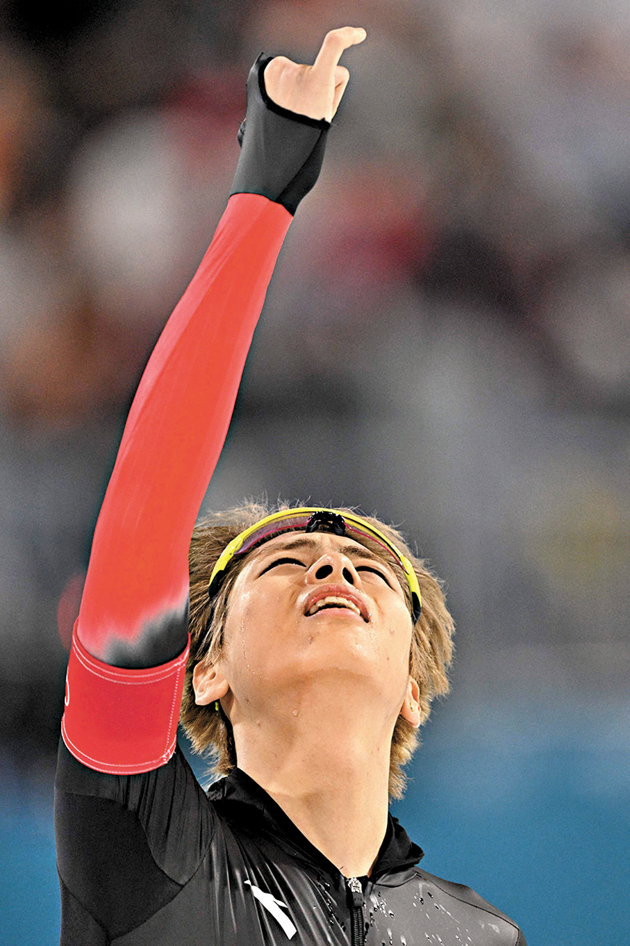 ●劉瀚彬賽前高舉右手隔空「打勾勾」，象徵實現與外公的兒時約定。  法新社