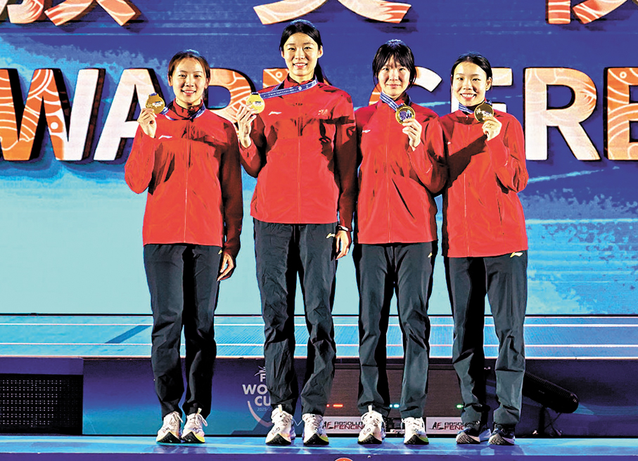 ●（左至右）國家隊選手劉暢、余思涵、施悅馨、唐君瑤在頒獎儀式上合影。   新華社