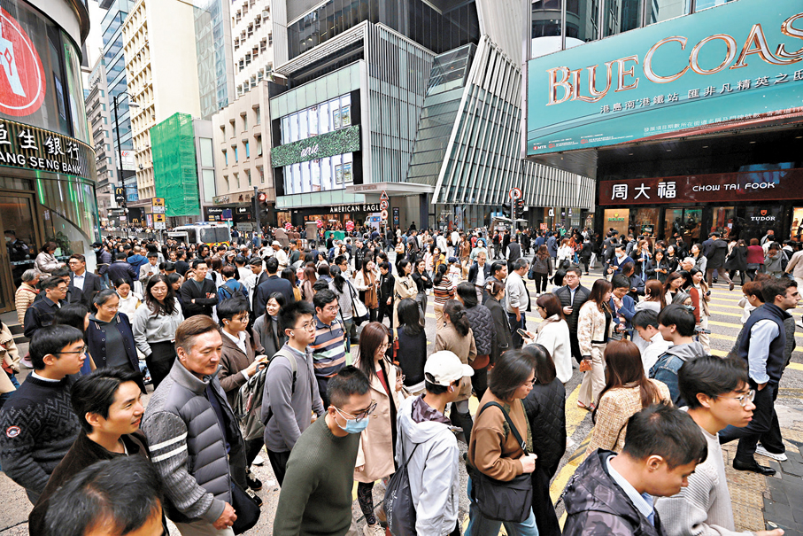 ●完善選舉制度強化行政和立法之間的有效配合，減少了政治爭拗和對抗的干擾，讓特區政府和社會各界集中精力發展經濟。圖為中環商業區鬧市。  資料圖片
