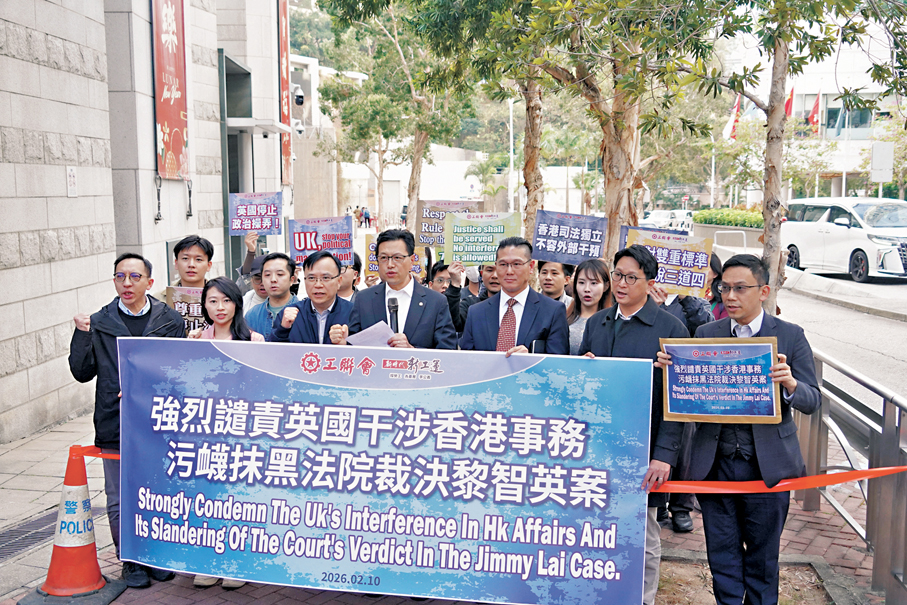 ●工聯會成員到英國駐港總領事館外抗議。   香港文匯報記者曾興偉  攝