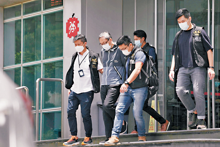 ●香港國安警當日採取行動，將時任壹傳媒行政總裁張劍虹帶離壹傳媒大樓。  資料圖片