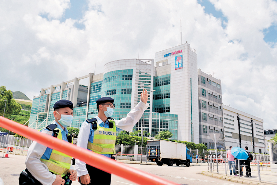 ●圖為警方封鎖壹傳媒大樓周圍的道路。   資料圖片