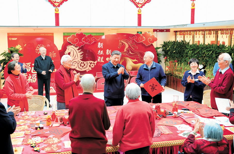 ●10日上午，習近平在西城區「吾老·新街」養老服務街區銀齡老年公寓考察時，同老人們親切交流。 新華社