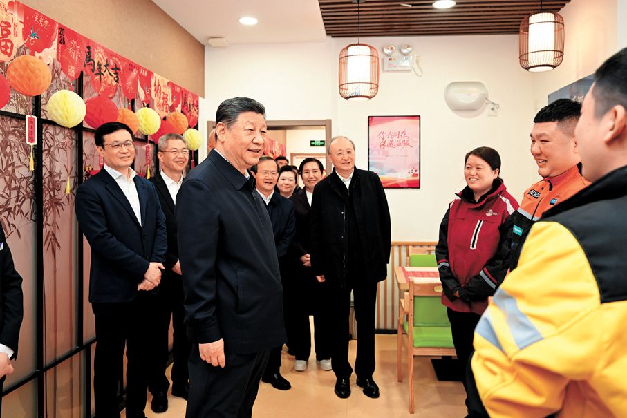 ●10日上午，習近平在西城區新街口街道父母食堂考察時，同在這裏休息的快遞小哥親切交流。 新華社