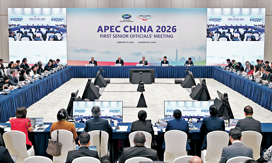 ●2月10日，中共中央政治局委員、外交部長王毅在廣州出席2026年亞太經合組織（APEC）第一次高官會開幕式並致辭。  新華社