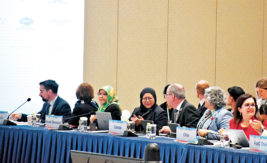 ●開幕式上，嘉賓穿着不同顏色服裝，分外亮眼。 香港文匯報記者盧靜怡  攝