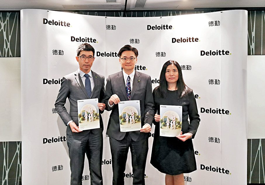 ●德勤中國國際稅收服務合夥人潘宗杰（左）、德勤民營企業與私人客戶服務香港主管合夥人劉明揚（中）、德勤中國香港諮詢業務合夥人陳淑嫻（右）。 香港文匯報記者曾業俊  攝