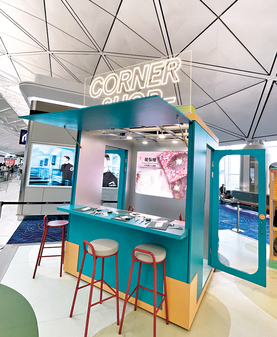 ●機管局為少於7小時轉機的旅客及候機旅客推出「香港轉機好時光：文化工作坊」。  香港文匯報記者吳健怡  攝