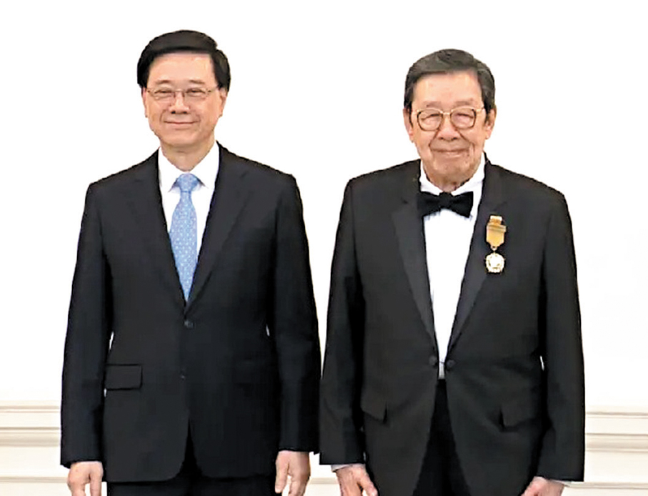 ●行政長官李家超向胡楓頒授銅紫荊星章。 資料圖片