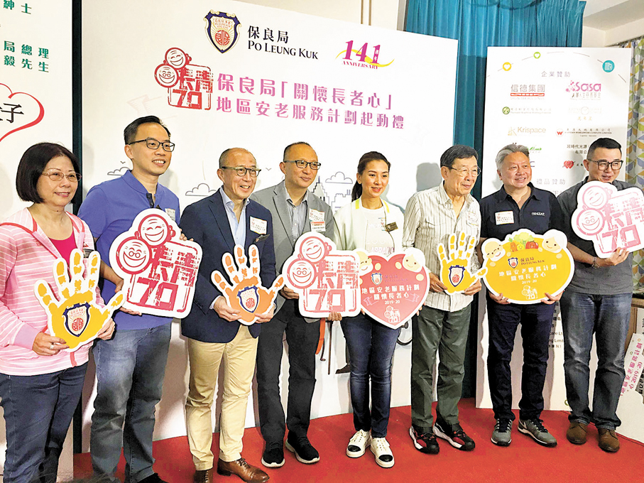 ●胡楓(右三)經常參與慈善活動。 資料圖片