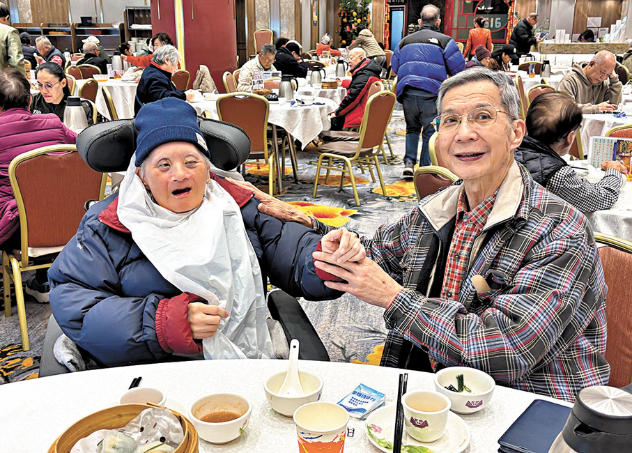●貴明（左）與哥哥徐生外出飲茶。   靈實明德日間活動中心暨宿舍供圖