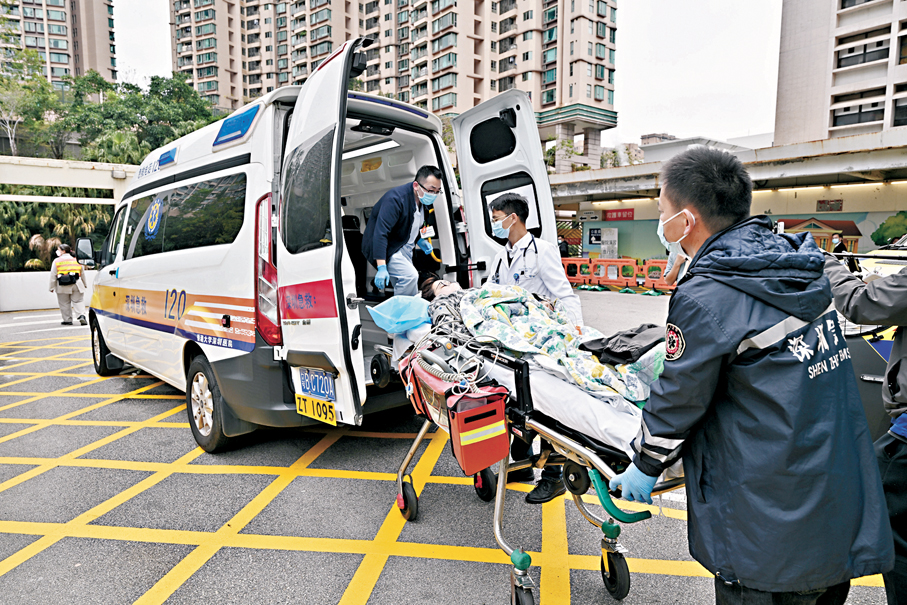 ●參與演練的人員模擬運送病人離開伊利沙伯醫院。