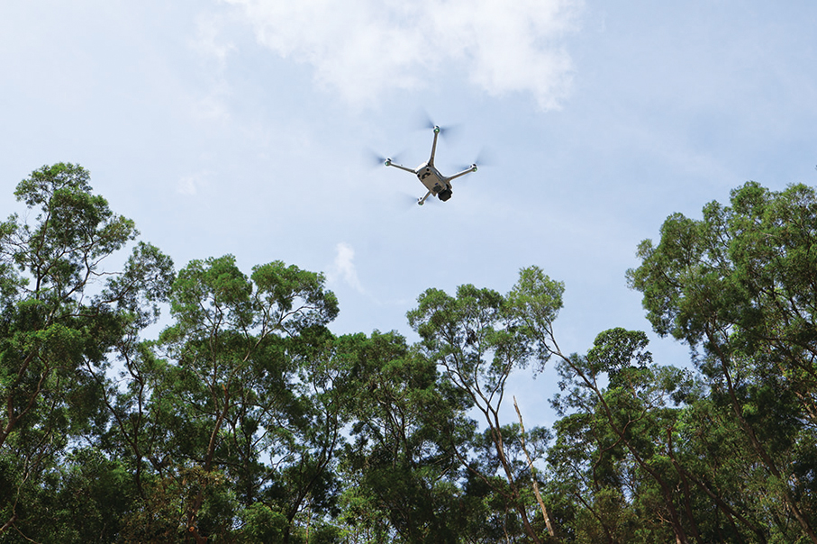 ●管道巡檢無人機在空中沿管道路線監測，技術人員可即時透過數據了解管道的情況。 