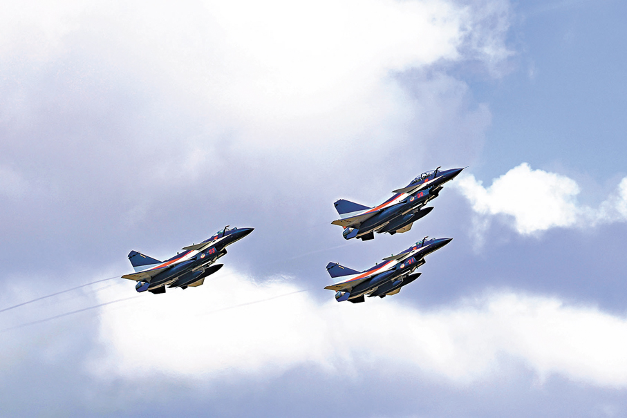 ●2月10日，中國空軍八一飛行表演隊7駕殲-10表演機從新加坡樟宜機場啟程回國。這是三機編組起飛。 新華社