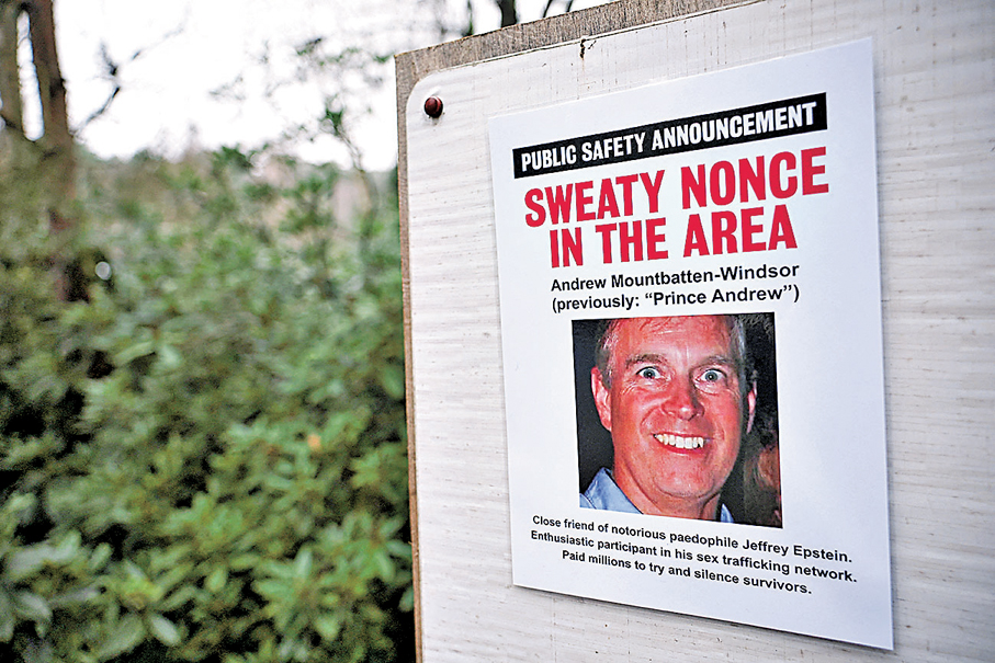 ●英國有團體貼海報嘲諷安德魯與愛潑斯坦的醜聞。 路透社
