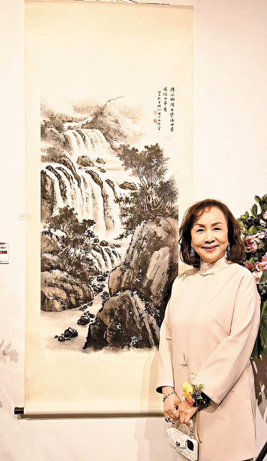 ●黃湘詅與她展出的作品。 作者供圖