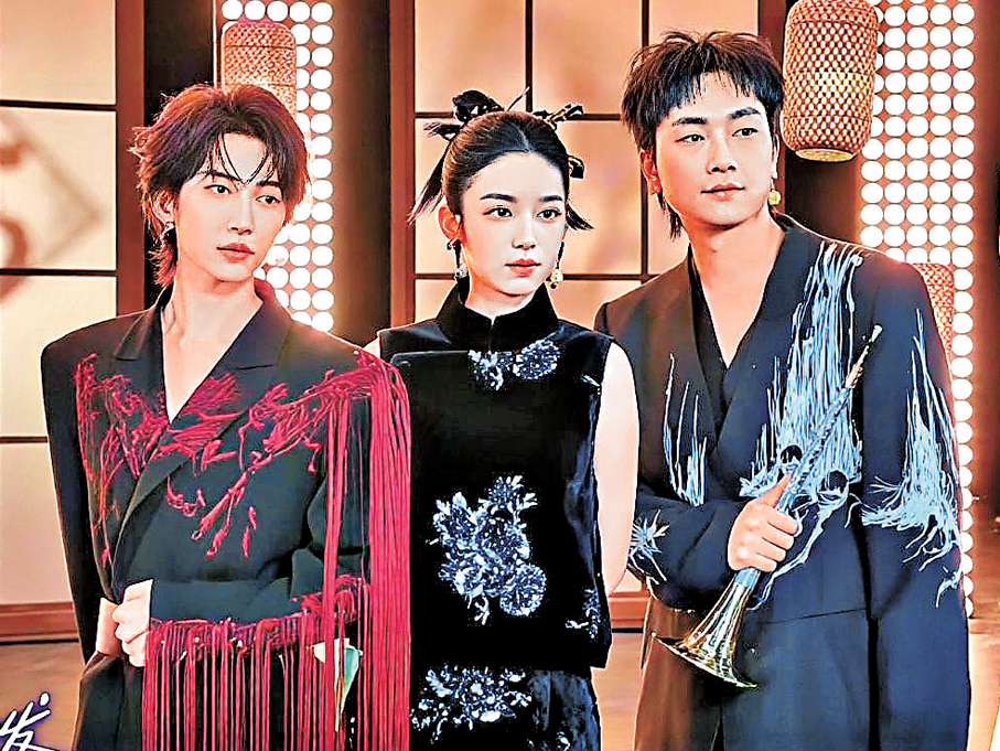 ●（左起）劉宇、周也與孫名川合作《百福到》。   視頻截圖