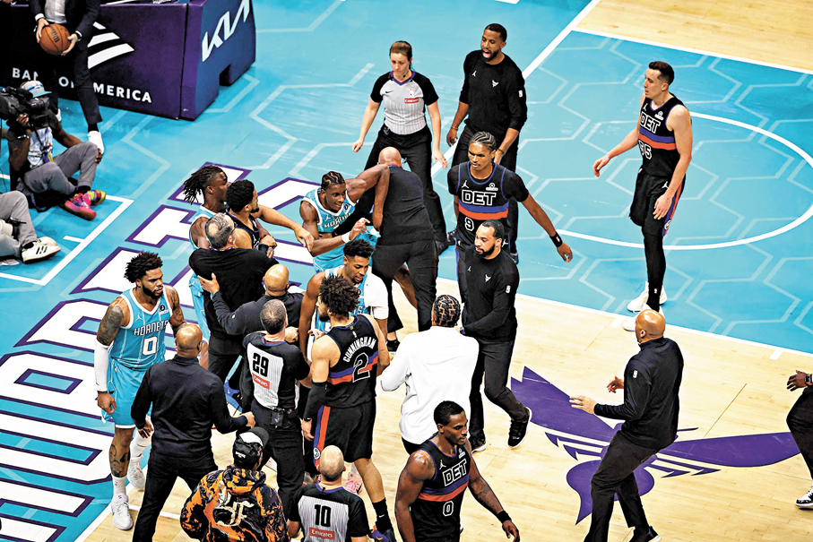 ●黃蜂與活塞比賽爆發衝突。  法新社