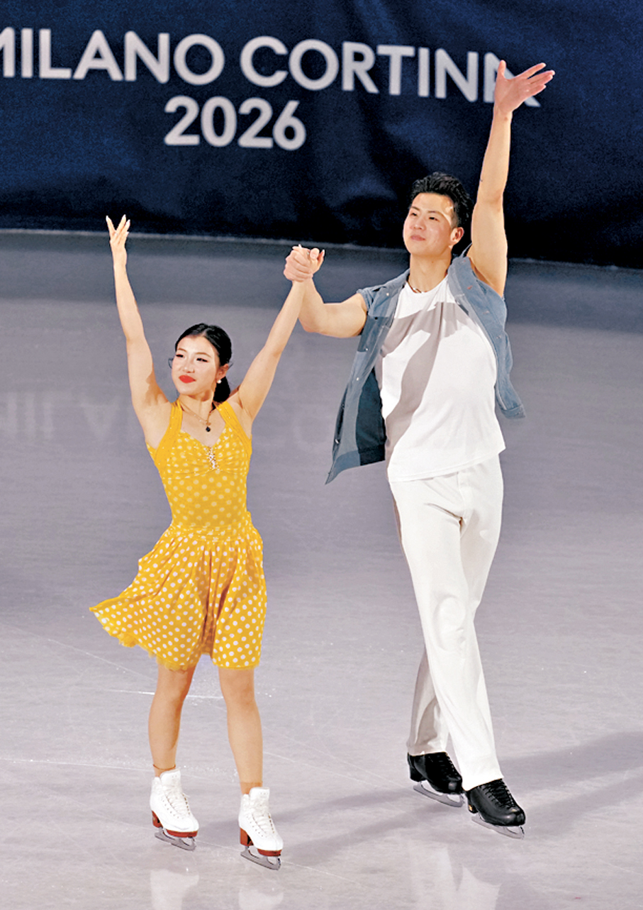 ●王詩玥（左）與柳鑫宇向觀眾道別。   新華社