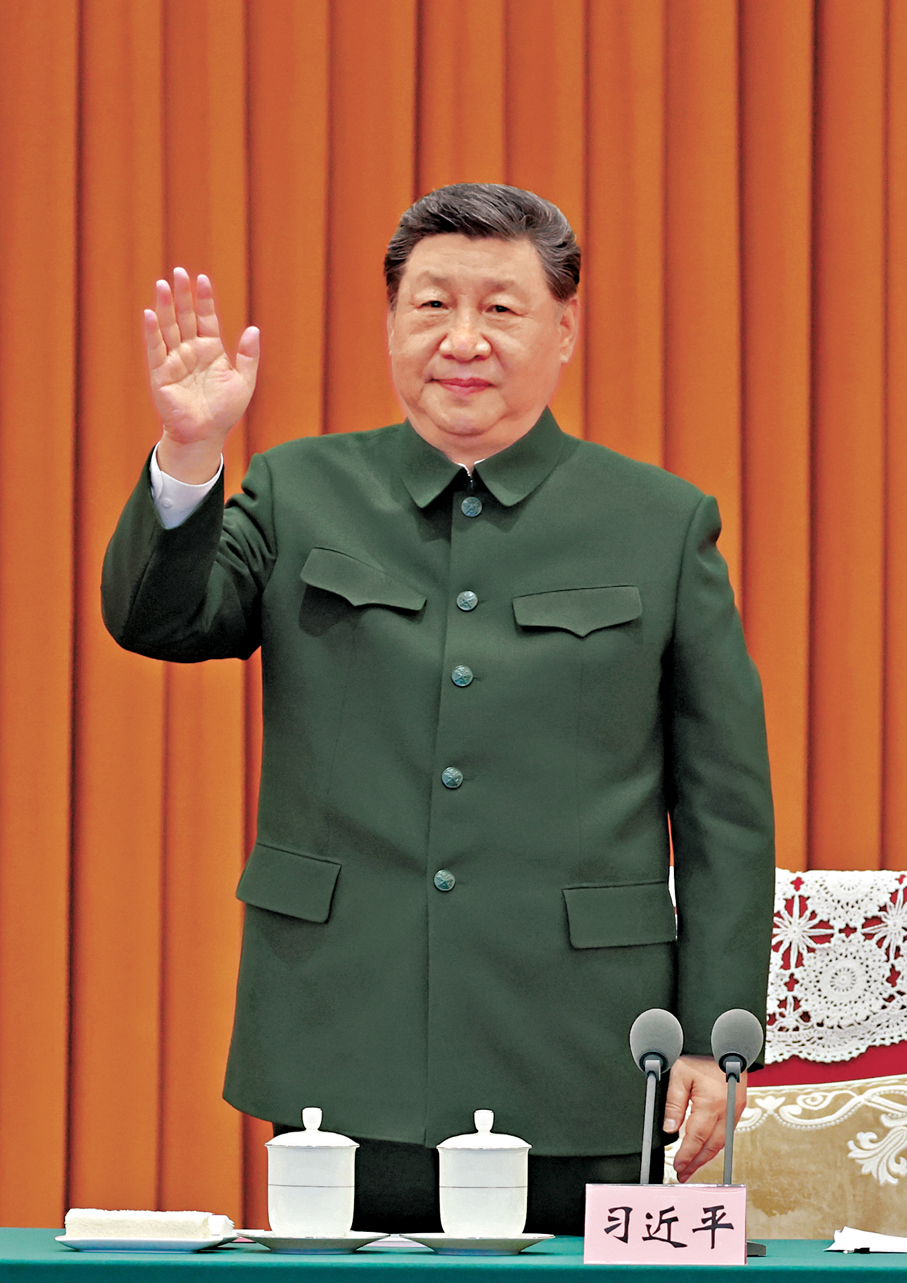 ●習近平代表黨中央和中央軍委，向全體人民解放軍指戰員、武警部隊官兵、軍隊文職人員、預備役人員和民兵致以誠摯問候和新春祝福。這是習近平向官兵揮手致意。 新華社