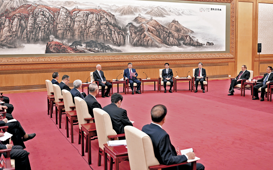 ●2月11日，習近平、王滬寧、蔡奇、丁薛祥等在北京人民大會堂同黨外人士歡聚一堂，共迎佳節。 新華社