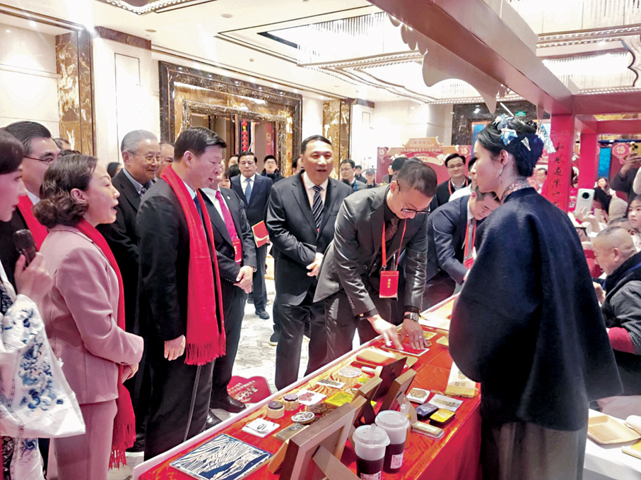 ●中央台辦、國務院台辦主任宋濤在兩岸同胞共賀丙午新春聯誼活動現場感受版畫的魅力。香港文匯報記者蘇榕蓉  攝