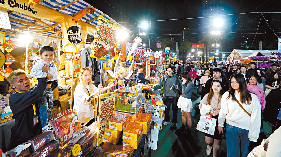 ●人夜後，不少打工仔收工前來逛逛，人流較早上更多。 香港文匯報記者曾興偉  攝