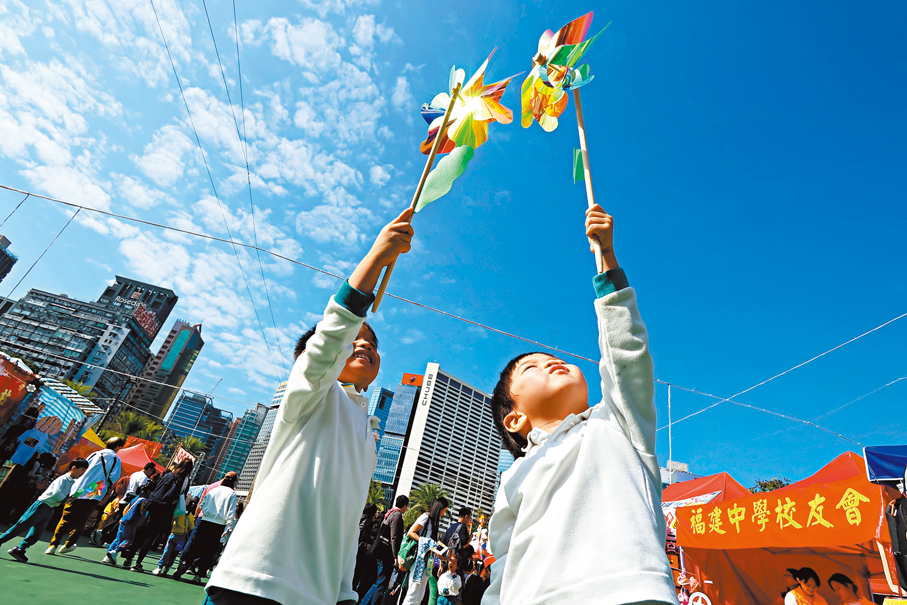 ●小朋友在年宵市場快樂玩耍。 香港文匯報記者涂穴 攝