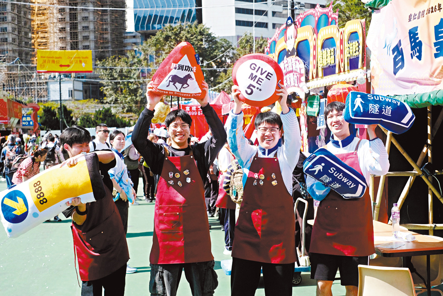 ●「小小參展商」們十分興奮，對年宵的市場充滿期待。香港文匯報記者涂穴 攝