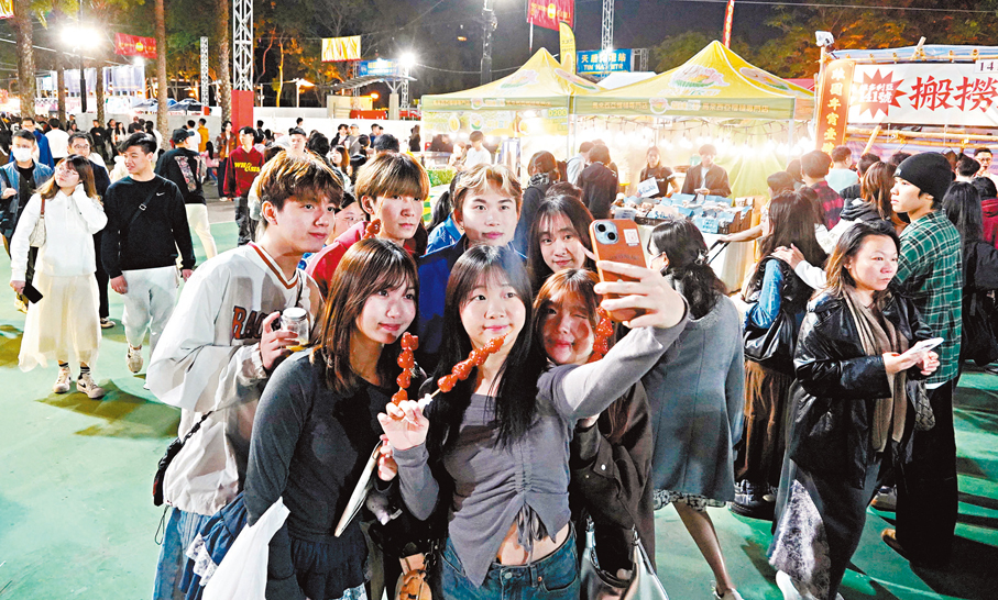 ●不少人與親朋好友打卡留影。香港文匯報記者曾興偉  攝