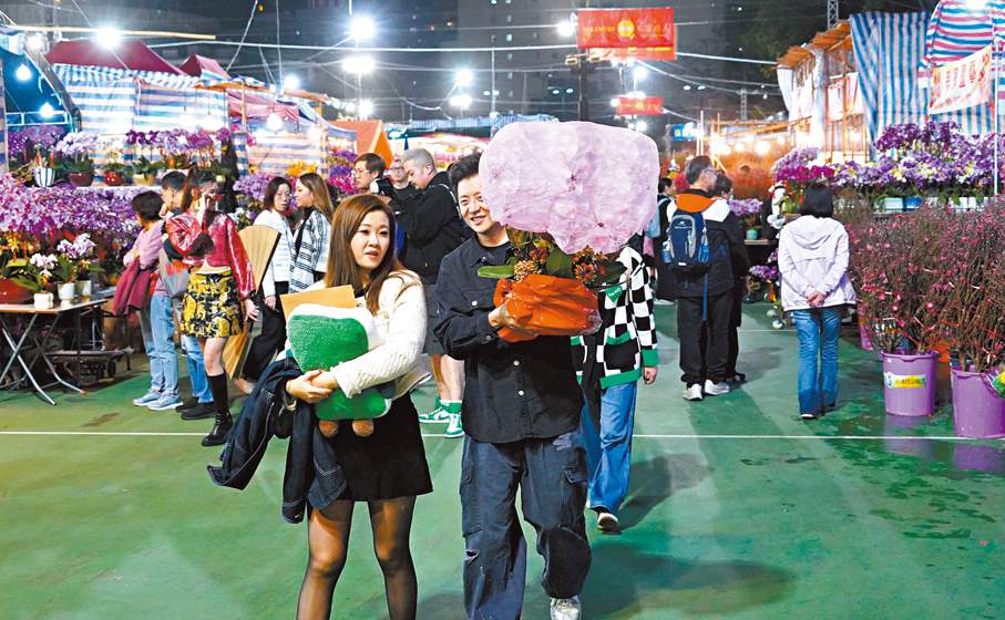 ●年花攤檔服務相當周到，市民前來買花。 香港文匯報記者曾興偉  攝