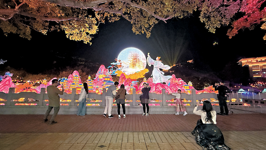 ●「李白對月」的詩意光影成為最受遊客歡迎打卡位之一。 香港文匯報記者黃寶儀  攝