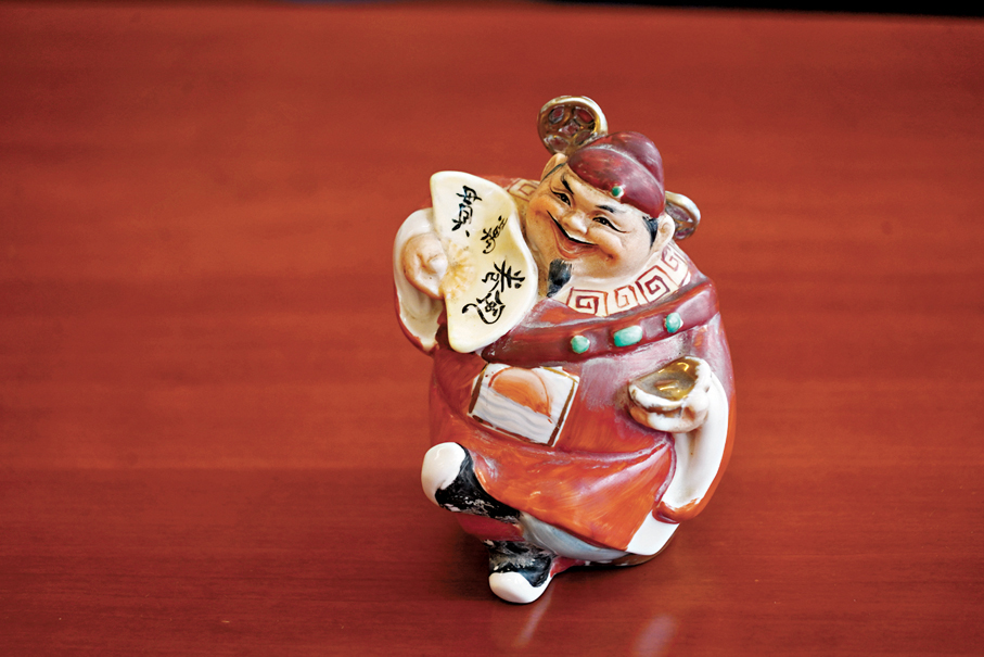 ●許正宇父親送給他的工藝品。 香港文匯報記者曾興偉  攝