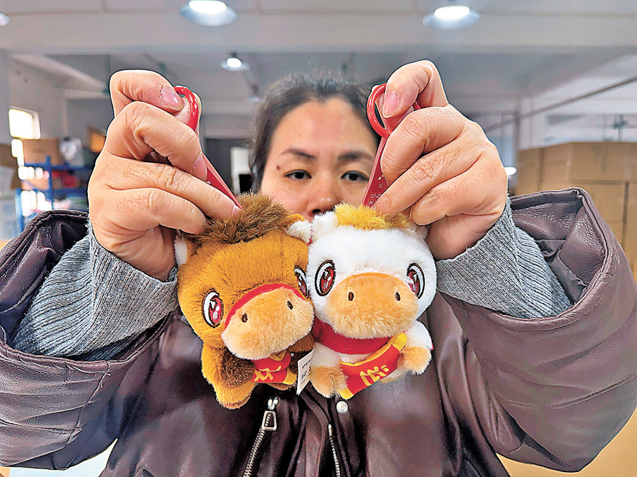 ●有的小馬公仔體內暗藏磁鐵，兩隻小馬靠近時便會自動「貼貼」，增加賣點。 香港文匯報記者盧靜怡  攝