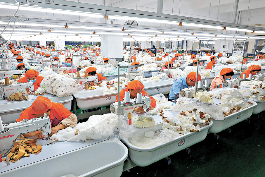 ●情感價值正通過內容轉化為切實的經濟價值，推動工廠生產以應付需求。 香港文匯報東莞傳真