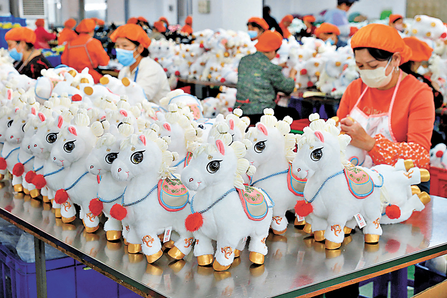 ●港資玩具企業東莞皓奇樂文化產業公司正趕工生產央視春晚吉祥物「吉祥馬」毛絨玩偶。 香港文匯報東莞傳真
